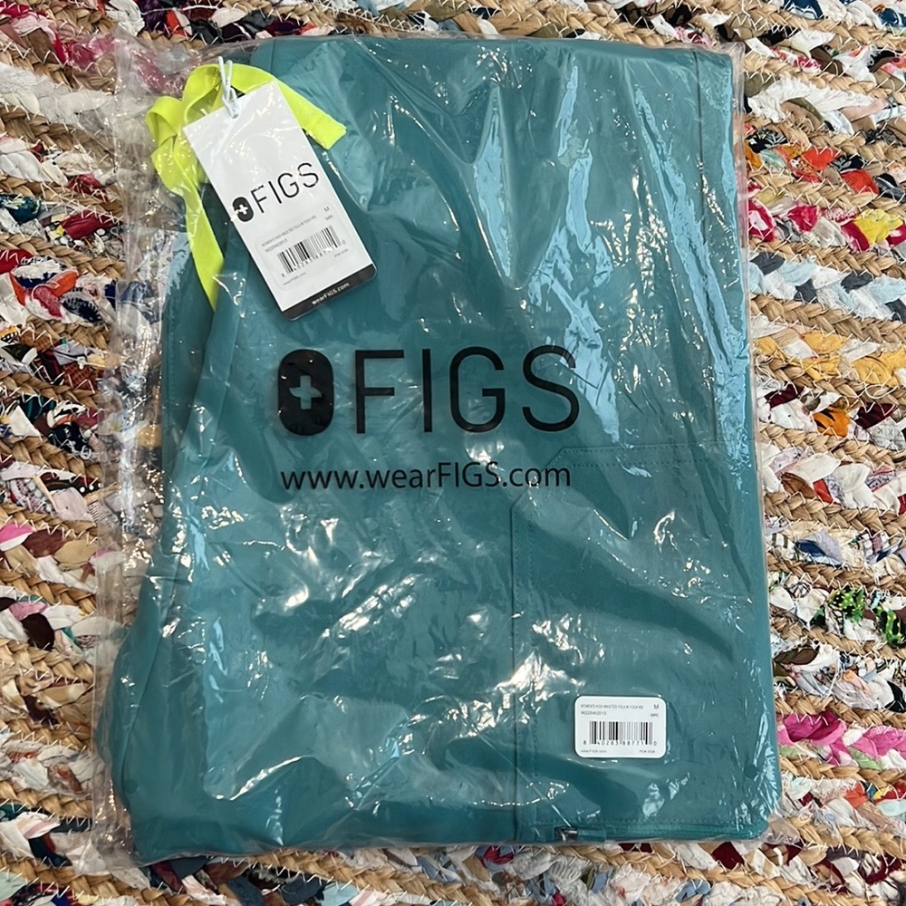 Brand NEW (unopened) Figs Women’s Yola High Waisted Skinny Scrub Pants Medium